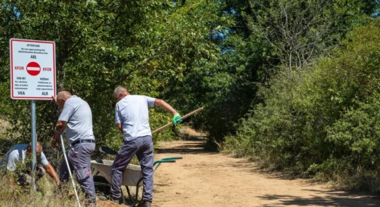KFOR vendos tabela të reja paralajmëruese në kufijtë e Kosovës
