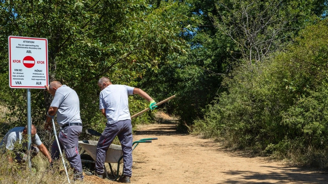 KFOR vendos tabela të reja paralajmëruese në kufijtë e Kosovës