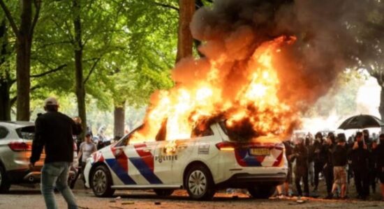 Dhunë dhe përplasje në Hagë, policia holandeze përdor gaz lotsjellës dhe ujë për të shpërndarë protestën anti-emigracion