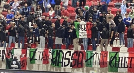 Tifozët italianë protestojnë kundër himnit kombëtar izraelit