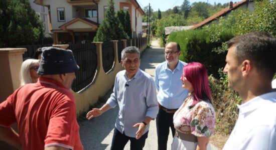 Izet Mexhiti në lagjen Teneqe Mahallë: Politika e vërtetë bëhet në terren, me njerëzit