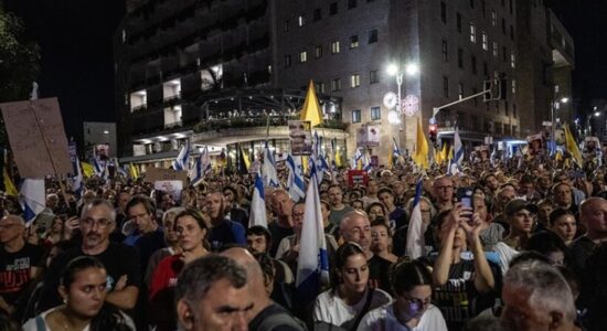 Protestuesit izraelitë marshojnë drejt shtëpisë së Netanyahut duke kërkuar shkëmbim të burgosurish me Hamasin