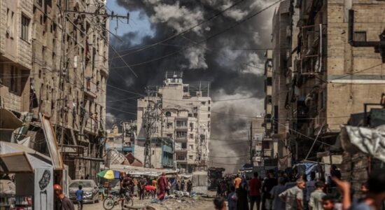 Sulmi ajror izraelit godet një ndërtesë në Gaza