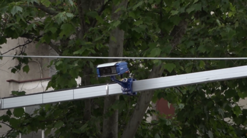 (VIDEO) Hyjnë në fuqi ndryshimet ligjore, 40 euro gjobë për këmbësorët që përdorin celularë në vijat e bardha