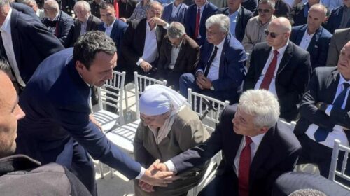 (FOTOLAJM) Albin Kurti ia zgjatë dorën Ali Ahmetit
