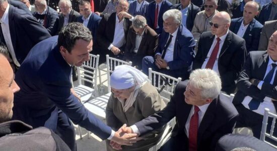 (FOTOLAJM) Albin Kurti ia zgjatë dorën Ali Ahmetit