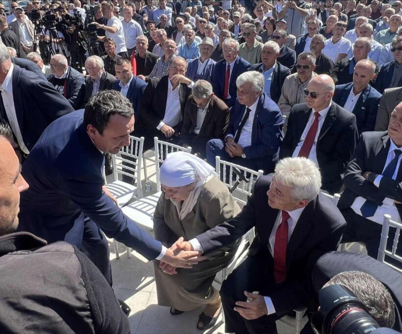 (FOTOLAJM) Albin Kurti ia zgjatë dorën Ali Ahmetit