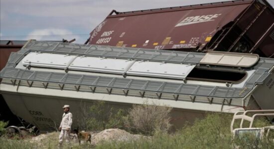 Treni përplaset me autobusin në Meksikë, 10 të vdekur dhe 61 të plagosur