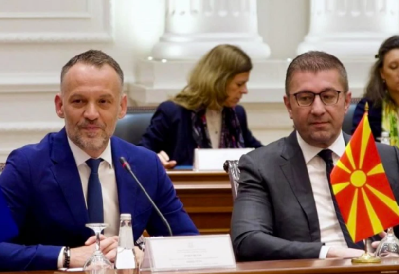 Mickoski: Me Fetain komunikojë në anglisht, po tenton ta mësoj gjuhën maqedonase!