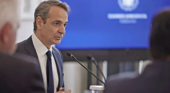 Popullsia në Greqi drejt plakjes, Mitsotakis njofton paketën e re prej 1,6 miliard eurosh