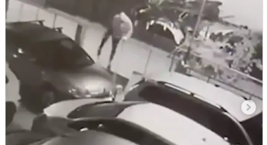 Një person u vë flakën disa makinave në Shkup, i tërë momenti filmohet