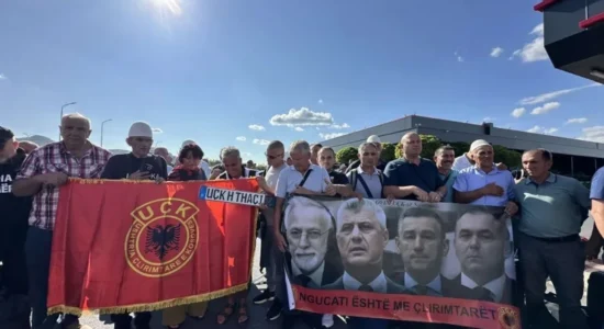 Mbi 500 veteranë e qytetarë nga Kosova nisen drejt Hagës për protestë
