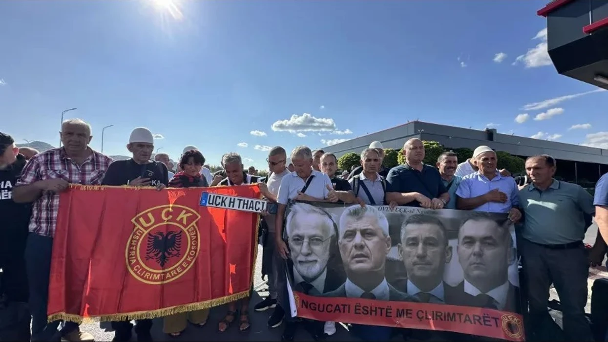 Mbi 500 veteranë e qytetarë nga Kosova nisen drejt Hagës për protestë