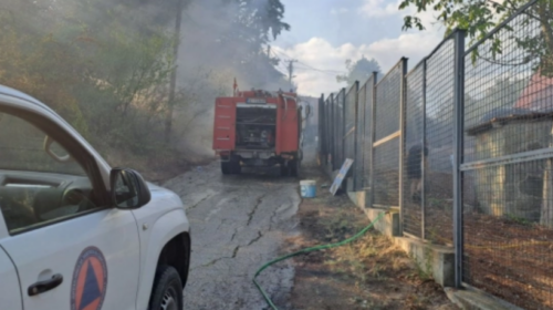 Shpërthen zjarr në Rashtak, janë përfshirë edhe shtyllat elektrike