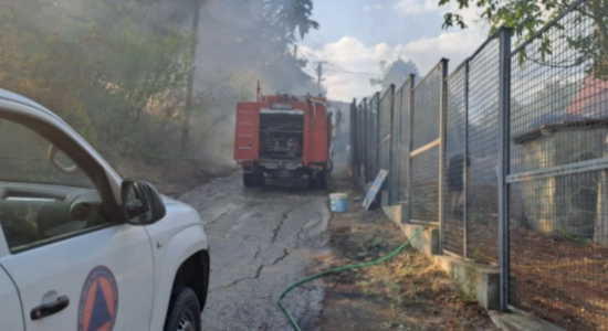 Shpërthen zjarr në Rashtak, janë përfshirë edhe shtyllat elektrike