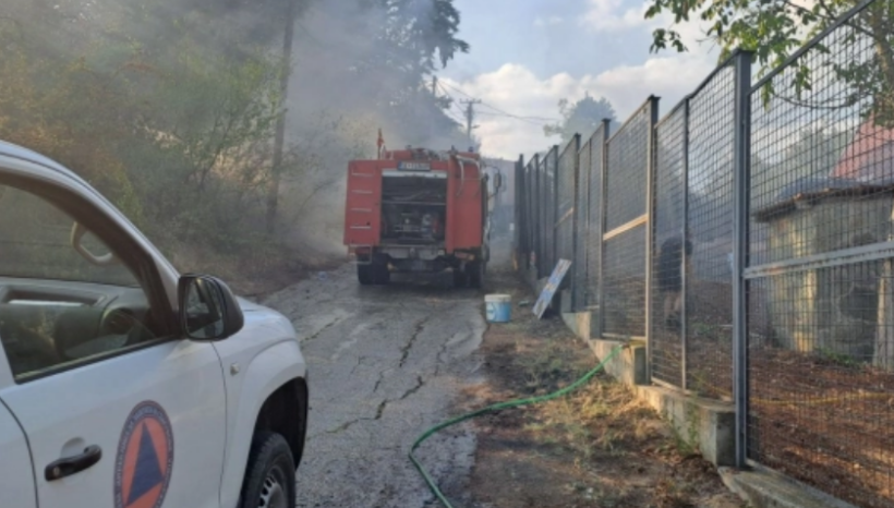 Shpërthen zjarr në Rashtak, janë përfshirë edhe shtyllat elektrike