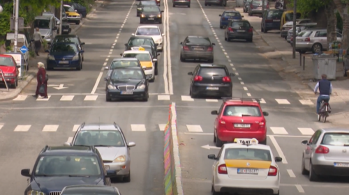 (VIDEO) Kush kalon vijat e bardha me telefon ose kufje në dorë dënohet 40 euro