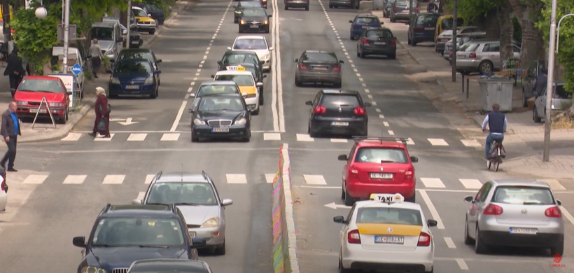 (VIDEO) Kush kalon vijat e bardha me telefon ose kufje në dorë dënohet 40 euro