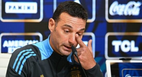 Scaloni i emocionuar lufton me lotët për ndeshjen e fundit të Messit në shtëpi për Argjentinën