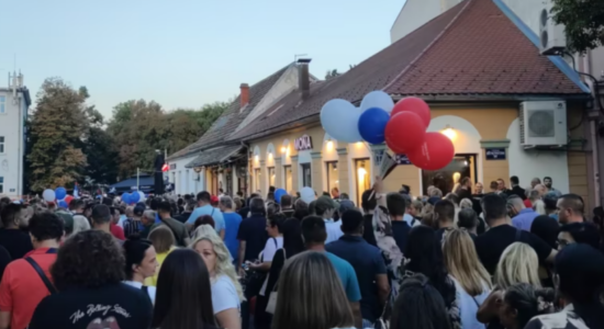 Serbi: Mbështetësit dhe kundërshtarët e pushtetit protestojnë në disa qytete
