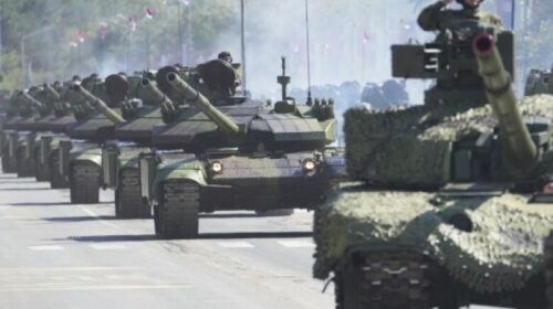 Serbia mban paradë ushtarake në një kohë protestash antiqeveritare