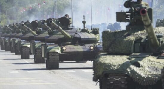 Serbia mban paradë ushtarake në një kohë protestash antiqeveritare