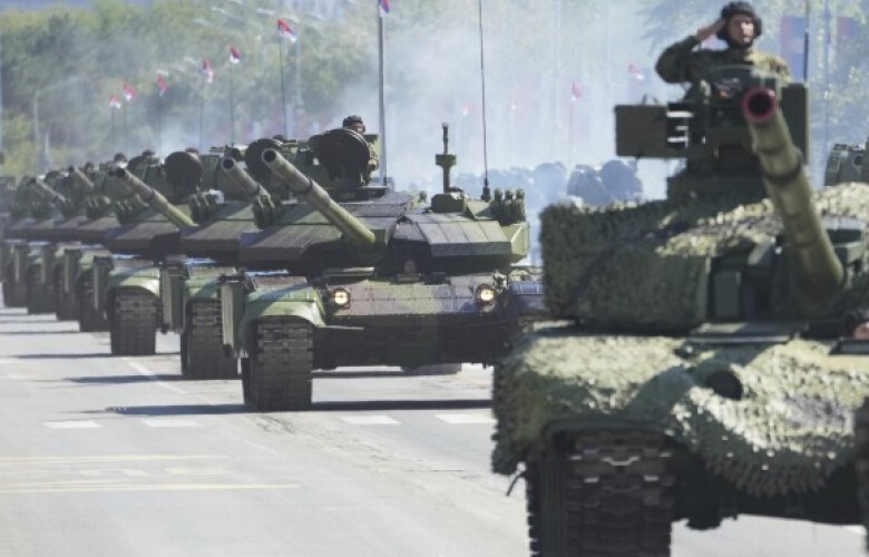 Serbia mban paradë ushtarake në një kohë protestash antiqeveritare
