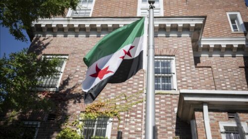Ministri i jashtëm ngriti flamuri sirian mbi ambasadën në Washington për herë të parë në më shumë se një dekadë
