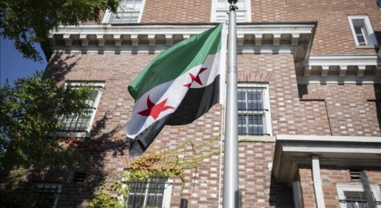 Ministri i jashtëm ngriti flamuri sirian mbi ambasadën në Washington për herë të parë në më shumë se një dekadë