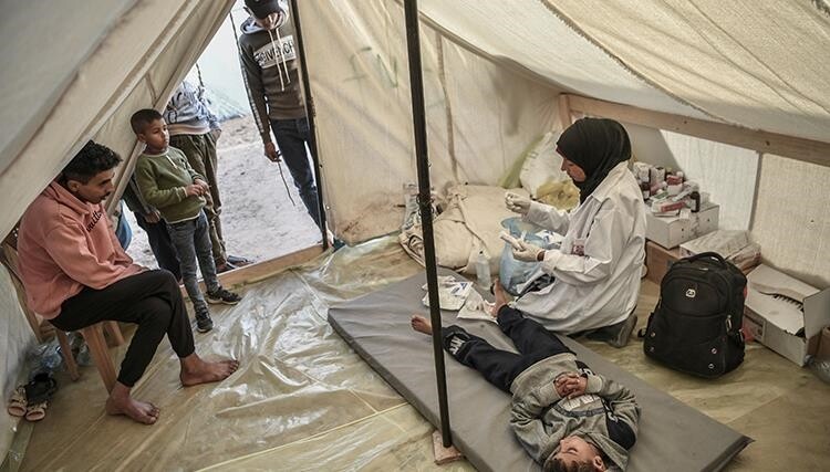 Gaza, palestinezët marrin trajtim në tokë jashtë spitalit “Nasser” ku sistemi shëndetësor është shkatërruar