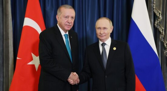 Presidenti Erdogan takon homologun rus Putin në Kinë