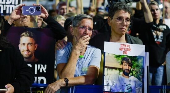 Të afërmit e pengjeve izraelite: Netanyahu po sakrifikon pengjet për jetën e tij politike