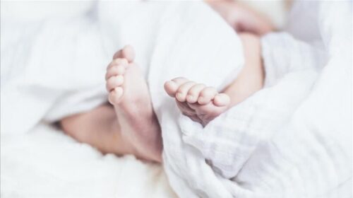 Britani, shkalla e ulët e lindjeve kërcënon të mbyllë 800 shkolla fillore deri në vitin 2029