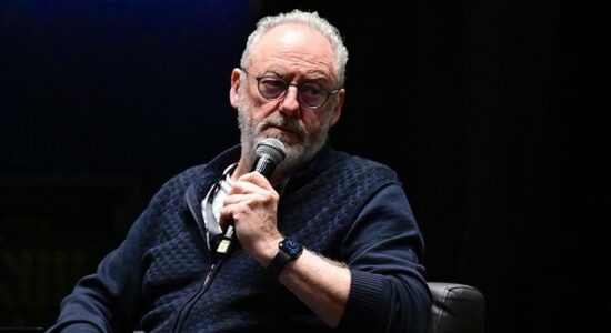 Aktori irlandez, Liam Cunningham: Si një qenie njerëzore, nuk e pranoj atë që po u bëhet palestinezëve