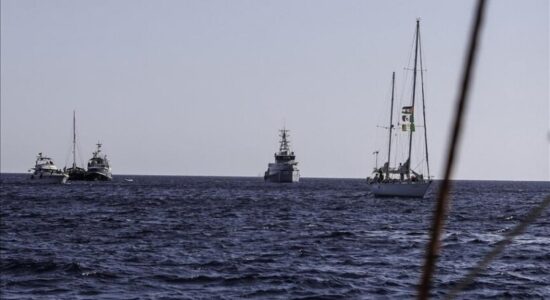 Turqia evakuon pasagjerët pas defektit në një anije të Flotiljes Globale “Sumud”