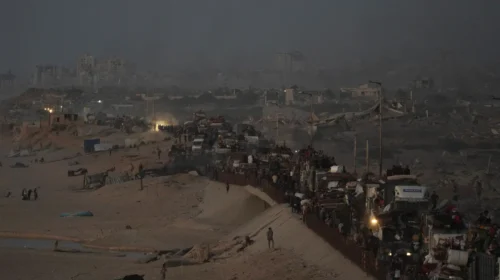 Palestinezët vazhdojnë të ikin nga Qyteti Gaza pas sulmeve ajrore izraelite dhe sulmit tokësor