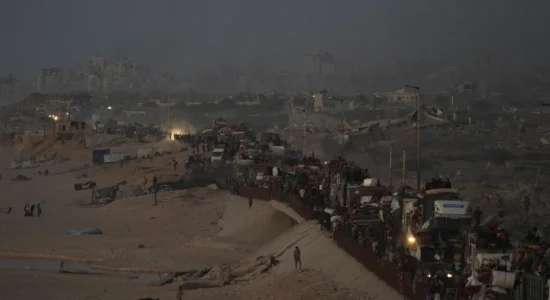 Palestinezët vazhdojnë të ikin nga Qyteti Gaza pas sulmeve ajrore izraelite dhe sulmit tokësor