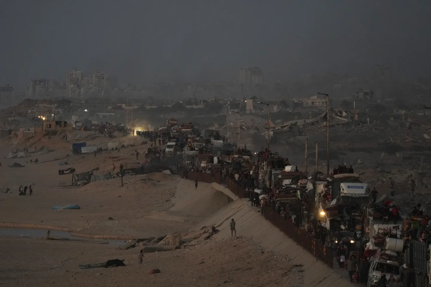 Palestinezët vazhdojnë të ikin nga Qyteti Gaza pas sulmeve ajrore izraelite dhe sulmit tokësor