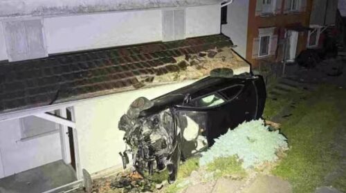 Vetura përfundon mbi çatinë e një shtëpie në Zvicër – shoferi me shpejtësi të tepërt