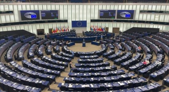 E djathta dhe e majta në Parlamentin Evropian me mocione mosbesimi kundër von der Leyenit