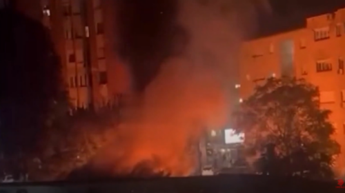 (VIDEO) Dy zjarre gjatë natës në Shkup, digjen katër vetura dhe dy markete