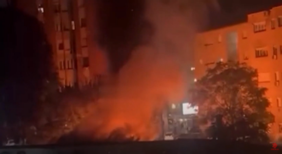 (VIDEO) Dy zjarre gjatë natës në Shkup, digjen katër vetura dhe dy markete