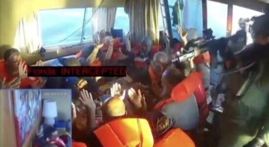Disa nga aktivistët e ndaluar nga Flotilja “Sumud” pas sulmit po dërgohen në Izrael për deportim