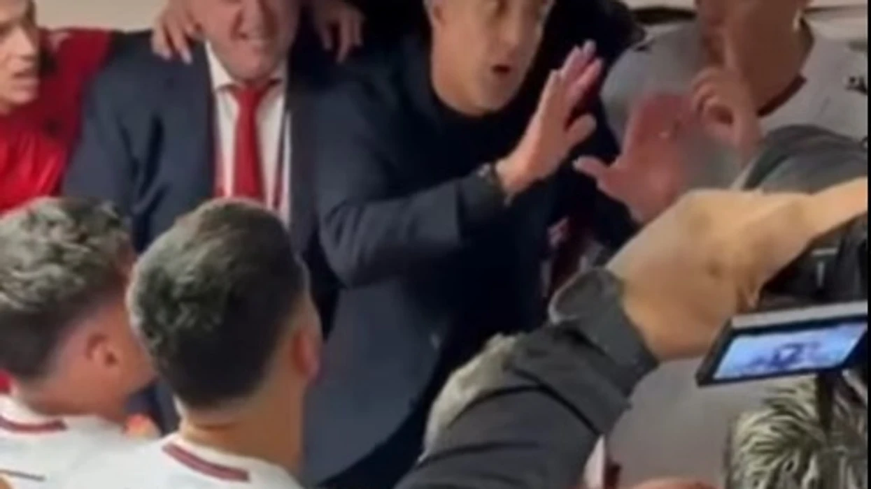 (VIDEO) Publikohen pamjet, festë e çmendur e Shqipërisë në dhomat e zhveshjes pas fitores historike ndaj Serbisë