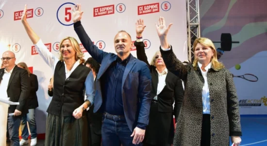 Filipçe: Kur një pushtet e humb besimin nga populli, atëherë shpik armiq