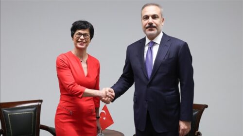 Ministri i Jashtëm turk takohet me komisaren e BE-së për zgjerim në Luksemburg