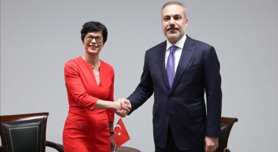 Ministri i Jashtëm turk takohet me komisaren e BE-së për zgjerim në Luksemburg
