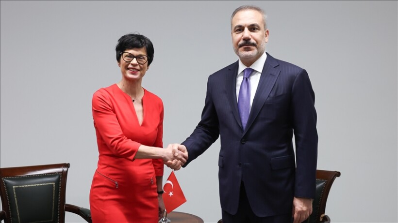 Ministri i Jashtëm turk takohet me komisaren e BE-së për zgjerim në Luksemburg