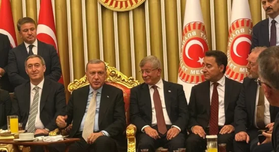 Pas një periudhe të gjatë shihen pranë njëri-tjetrit Erdogan dhe Davutogllu