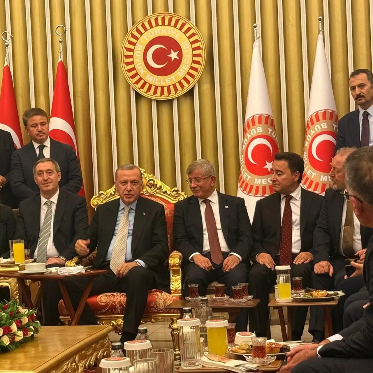 Momente historike në skenën politike turke, takohen Erdogan dhe Davutogllu!